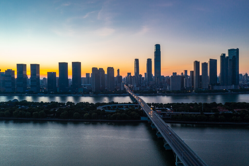 航拍长沙橘子洲大桥湘江沿岸城市风光