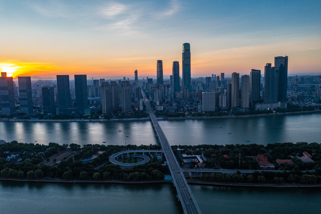 航拍长沙橘子洲大桥湘江沿岸城市风光图片