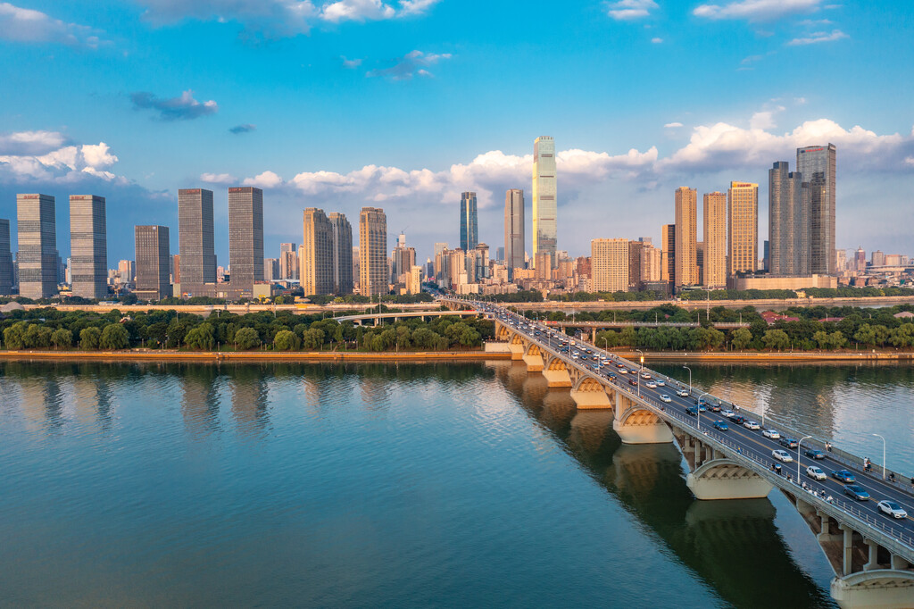 航拍长沙橘子洲大桥湘江沿岸城市风光