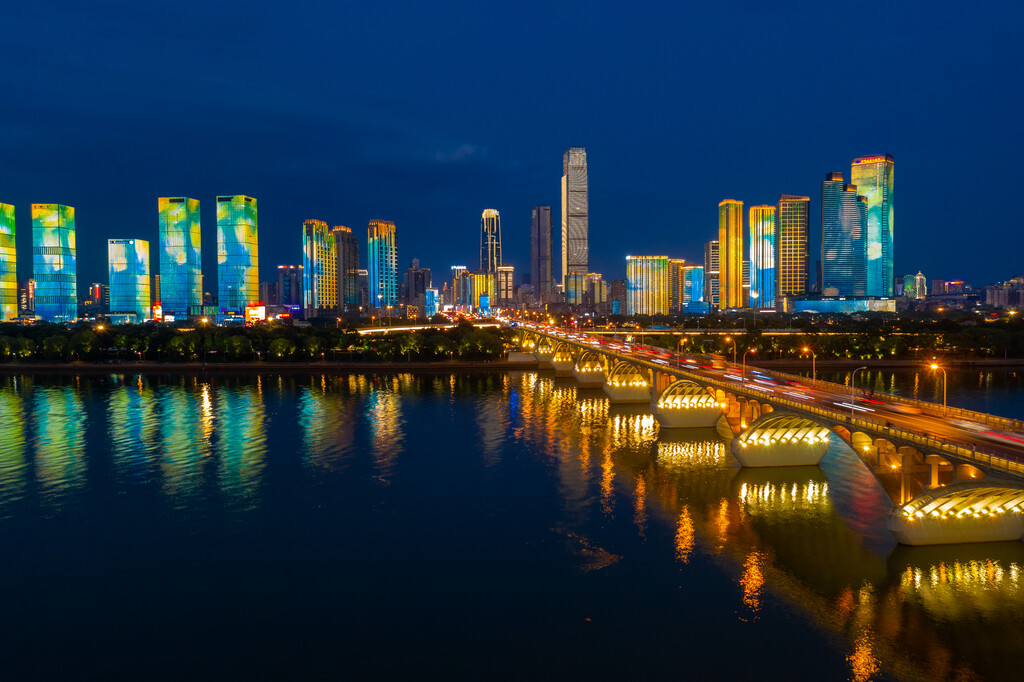 航拍长沙橘子洲大桥湘江沿岸城市夜景风光图片