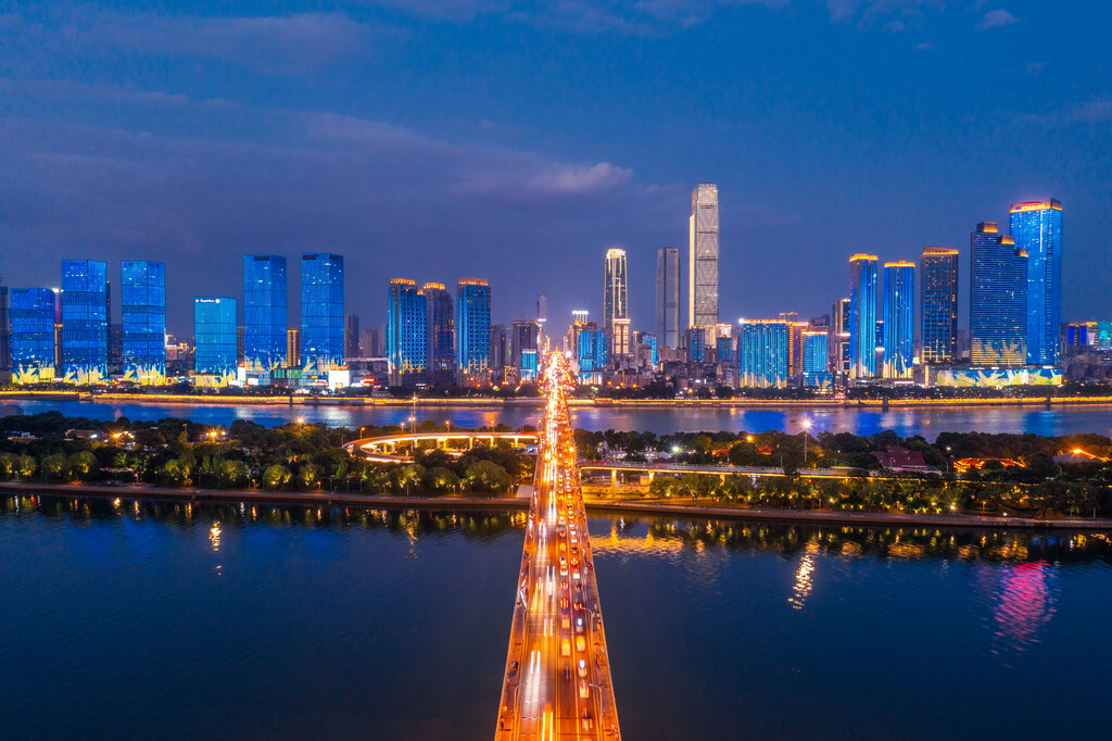 航拍长沙橘子洲大桥湘江沿岸城市夜景风光图片