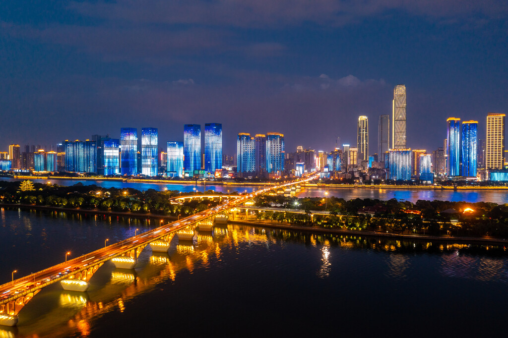 航拍长沙橘子洲大桥湘江沿岸城市夜景风光图片