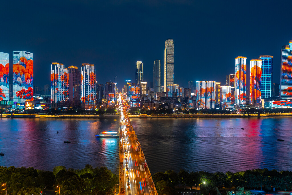 航拍长沙橘子洲大桥湘江沿岸城市夜景风光图片