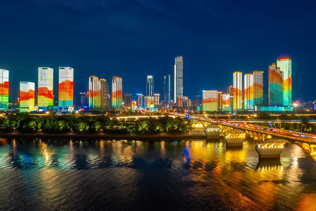 航拍长沙橘子洲大桥湘江沿岸城市夜景风光图片