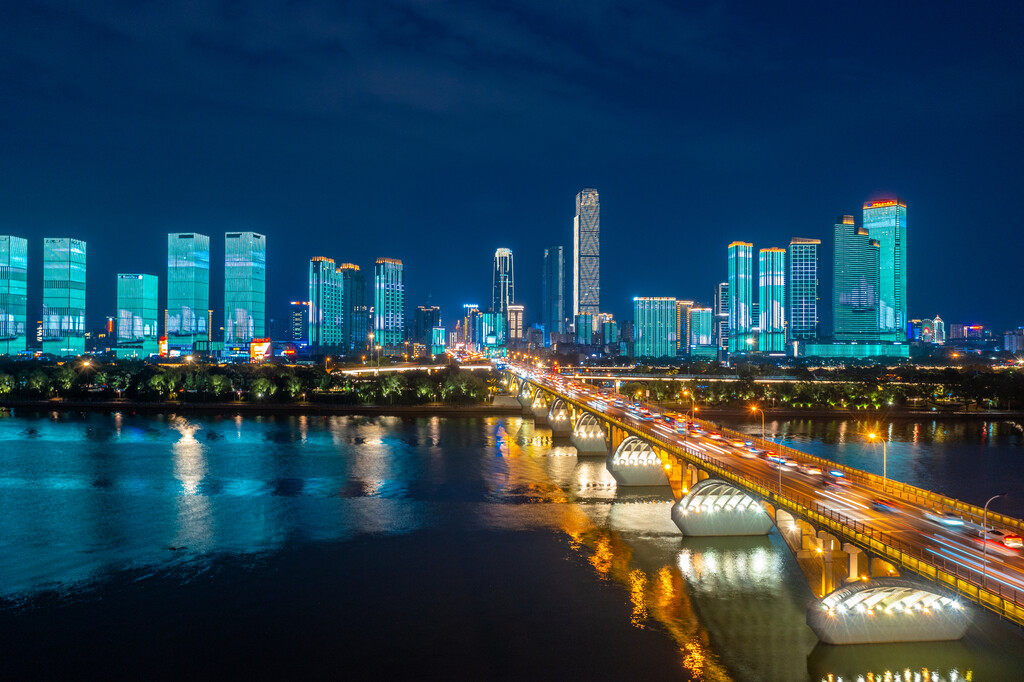 航拍长沙橘子洲大桥湘江沿岸城市夜景风光图片