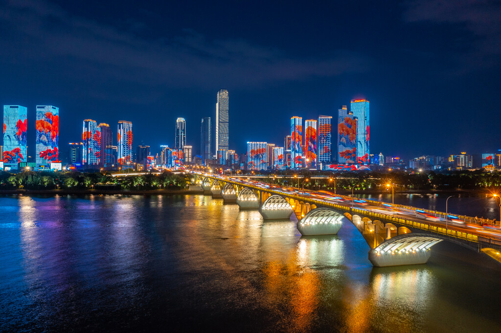 航拍长沙橘子洲大桥湘江沿岸城市夜景风光图片