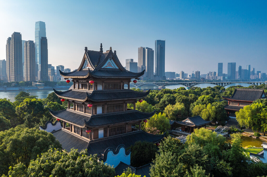 航拍湖南长沙岳麓橘子洲景区拱极楼风光图片