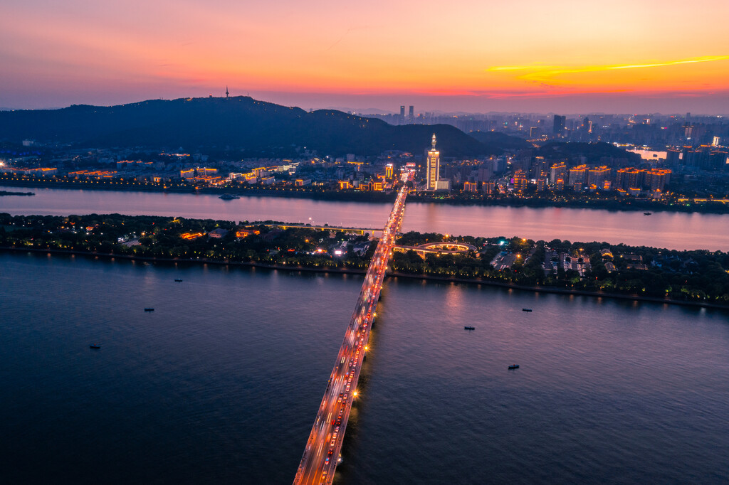 航拍长沙橘子洲大桥湘江沿岸城市夜景风光图片