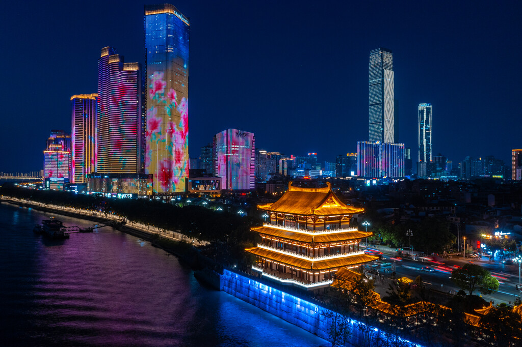 航拍长沙湘江沿江风光杜甫江阁夜景图片