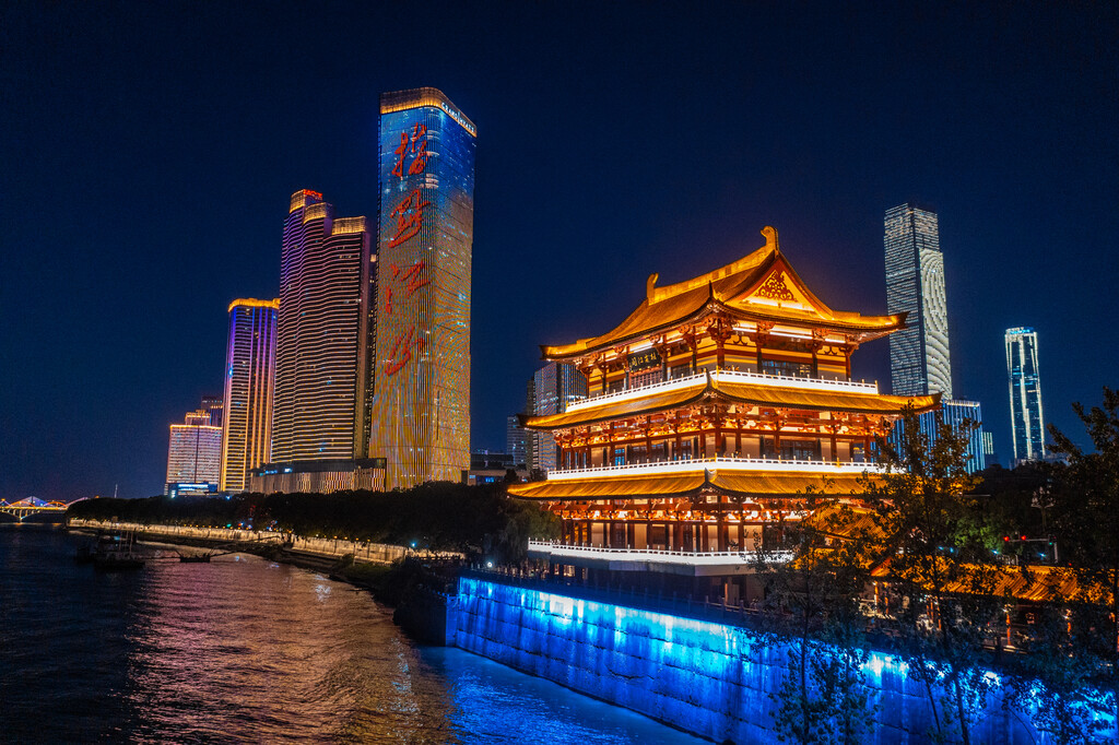 航拍长沙湘江沿江风光杜甫江阁夜景图片