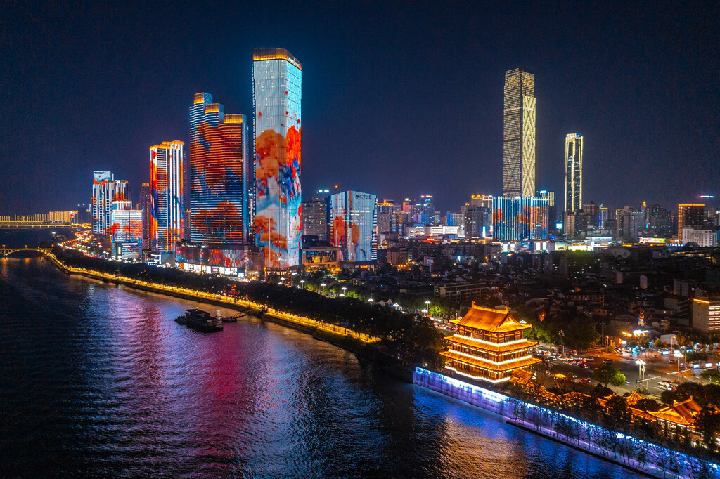 航拍长沙湘江沿江风光杜甫江阁夜景图片