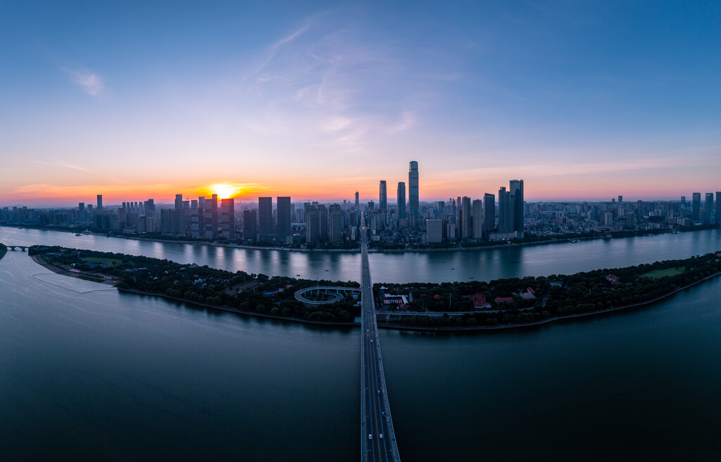 航拍长沙橘子洲大桥湘江沿岸城市风光全景图图片