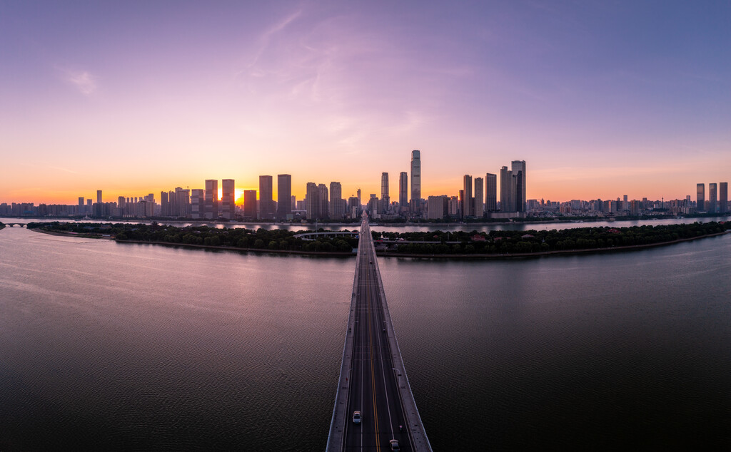 航拍长沙橘子洲大桥湘江沿岸城市风光全景图图片