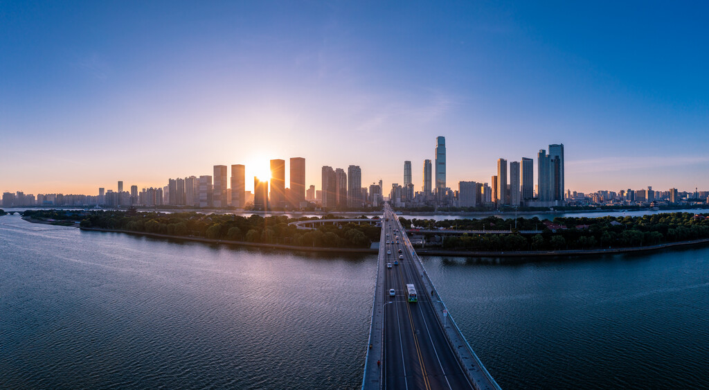 航拍长沙橘子洲大桥湘江沿岸城市风光全景图图片