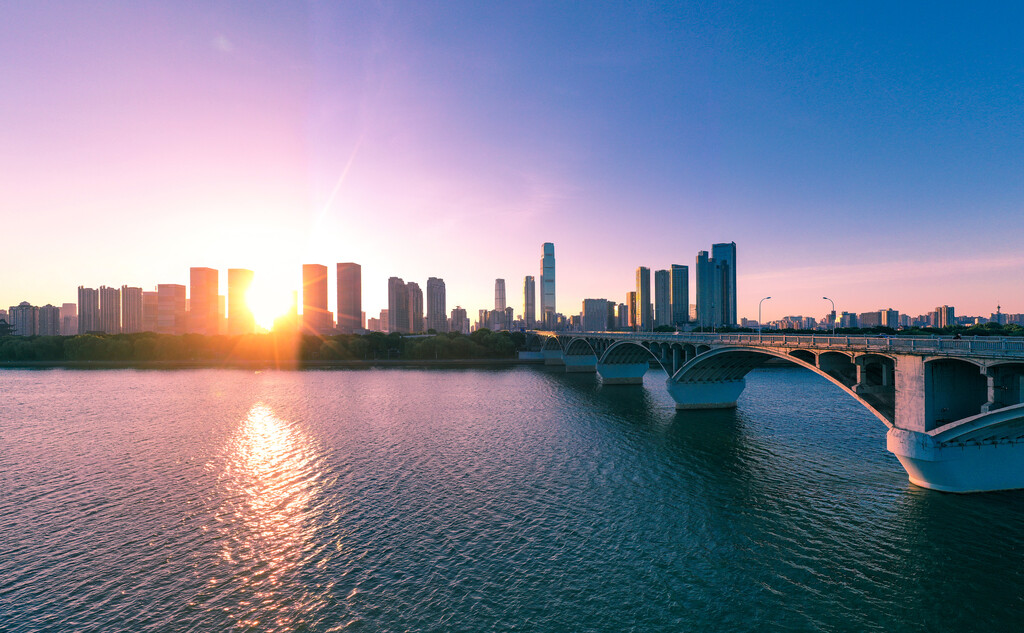 航拍长沙橘子洲大桥湘江沿岸城市风光全景图图片