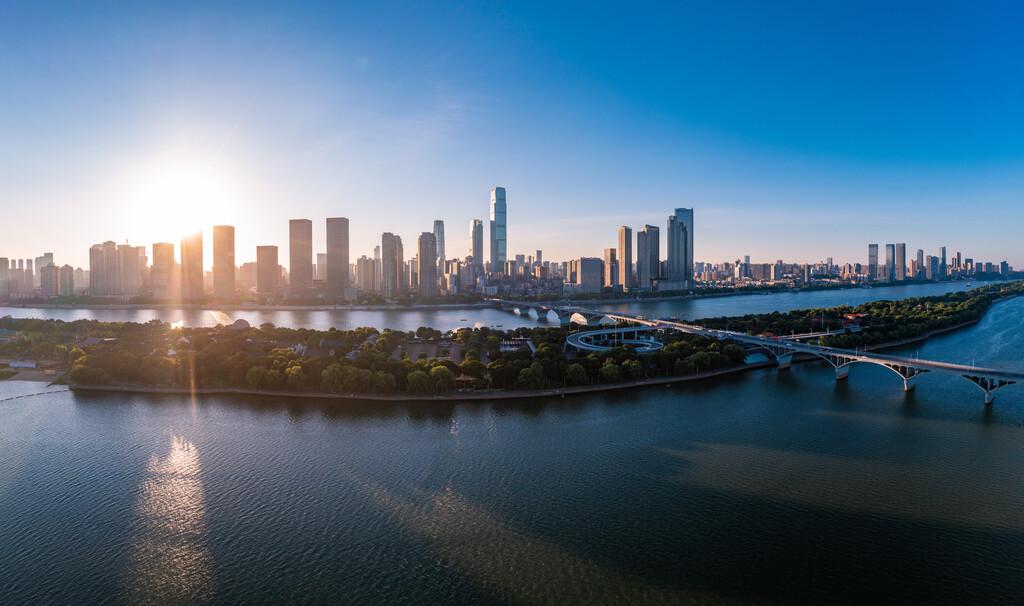 航拍长沙橘子洲大桥湘江沿岸城市风光全景图图片