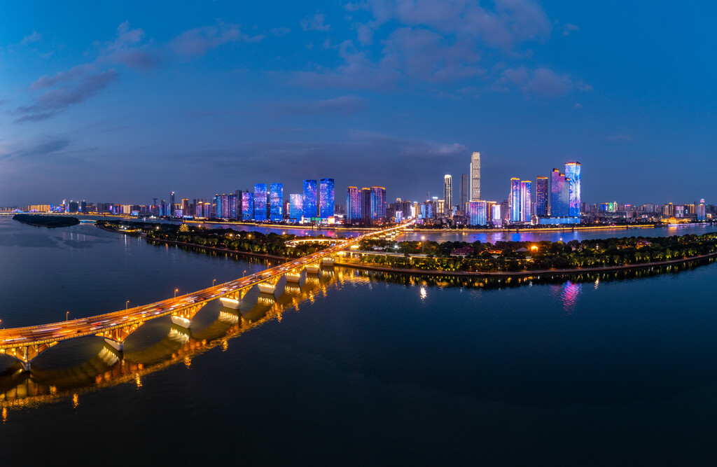 航拍长沙橘子洲大桥湘江沿岸城市夜景风光图片