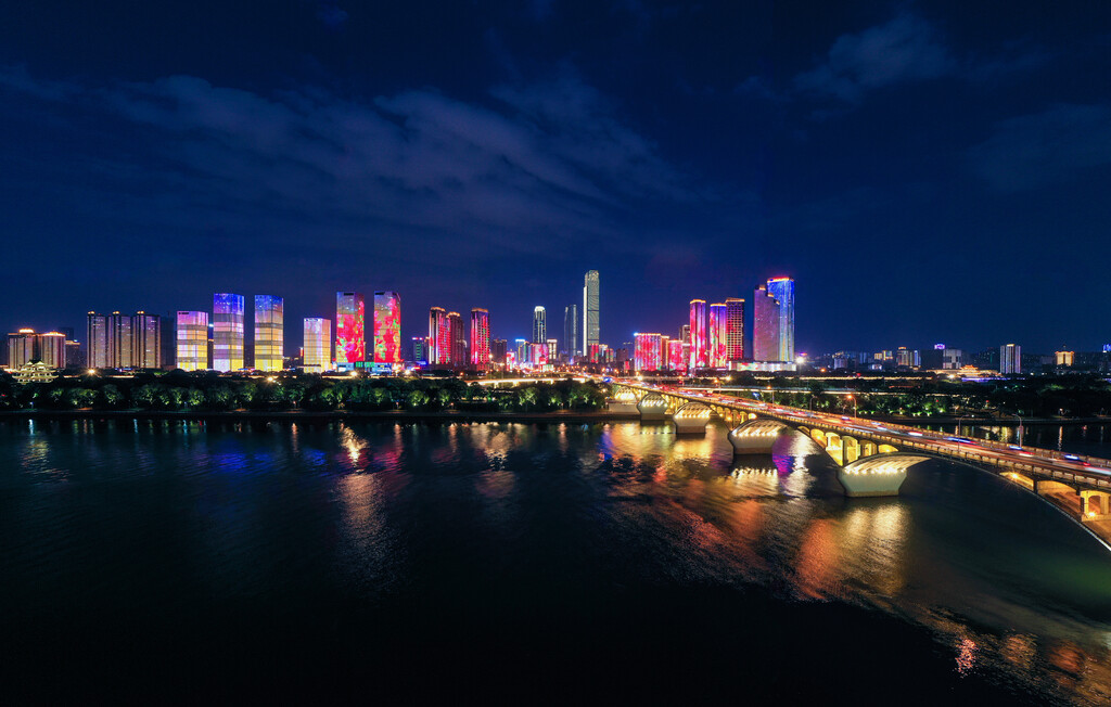 航拍长沙橘子洲大桥湘江沿岸城市夜景风光