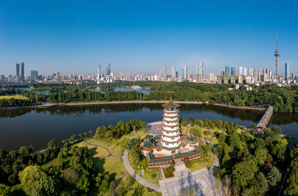 航拍长沙烈士公园跃进湖潇湘阁与城市景观图片