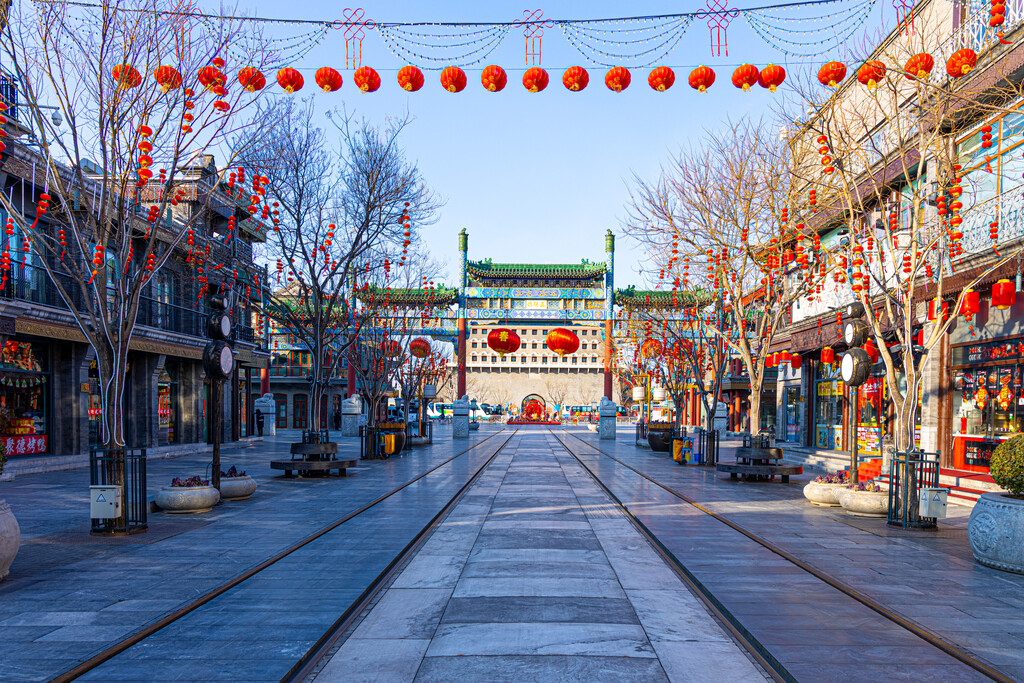 挂红灯笼的北京前门大街牌坊正阳门箭楼图片