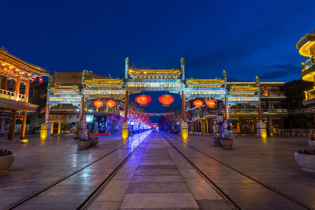 挂红灯笼的北京前门大街牌坊夜景图片