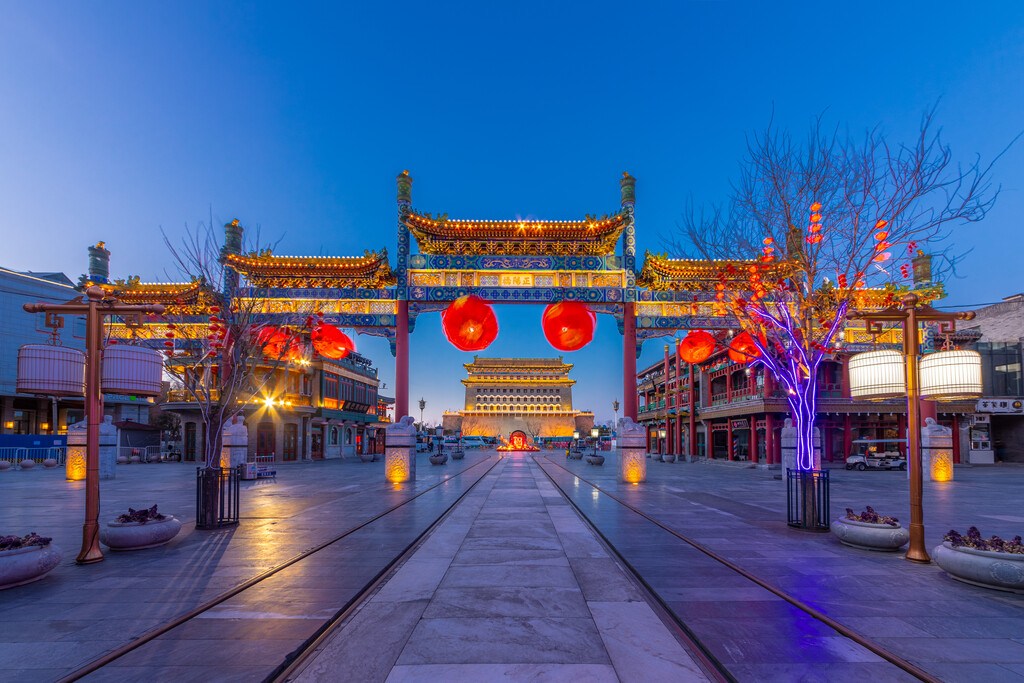 北京前门大街牌坊正阳门箭楼夜景图片