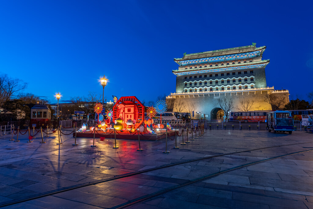 北京前门正阳门箭楼节日装饰夜景图片