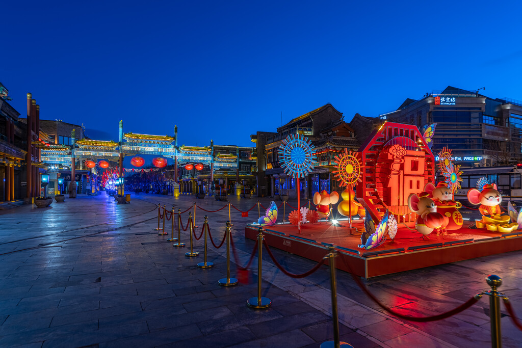 挂红灯笼的北京前门大街牌坊节日装饰夜景图片