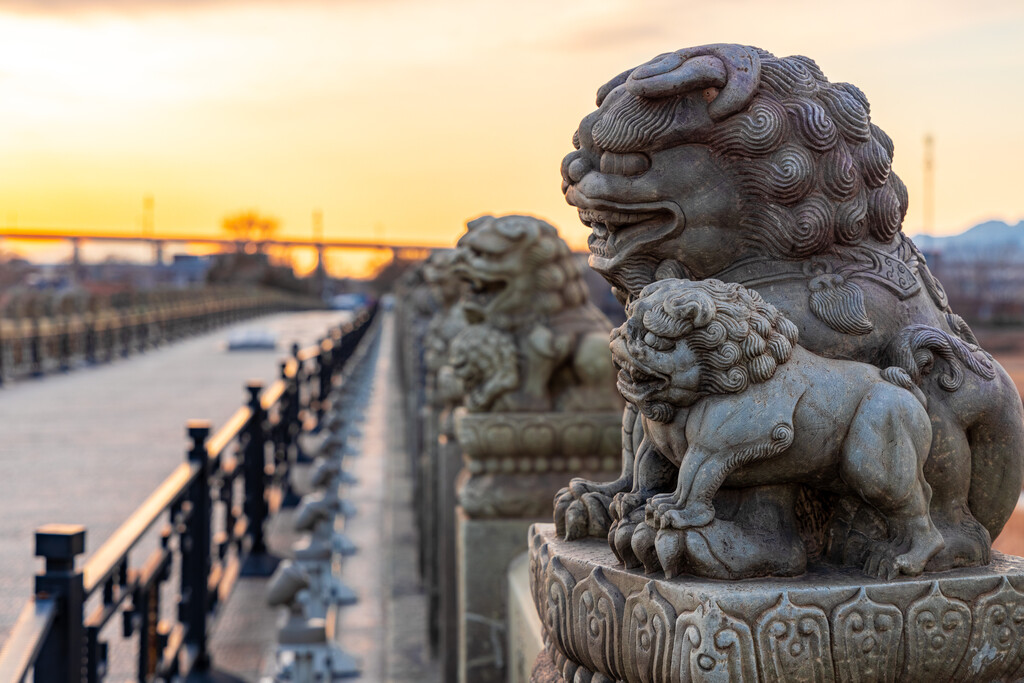 夕阳下的北京卢沟桥石狮子图片