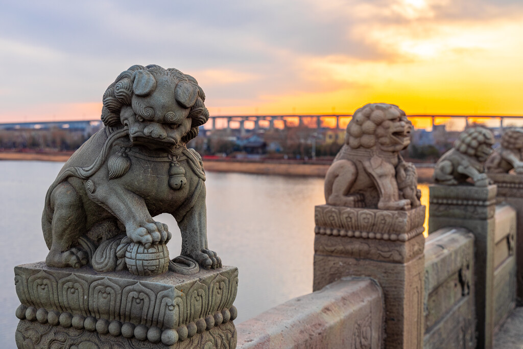 夕阳下的北京卢沟桥石狮子图片