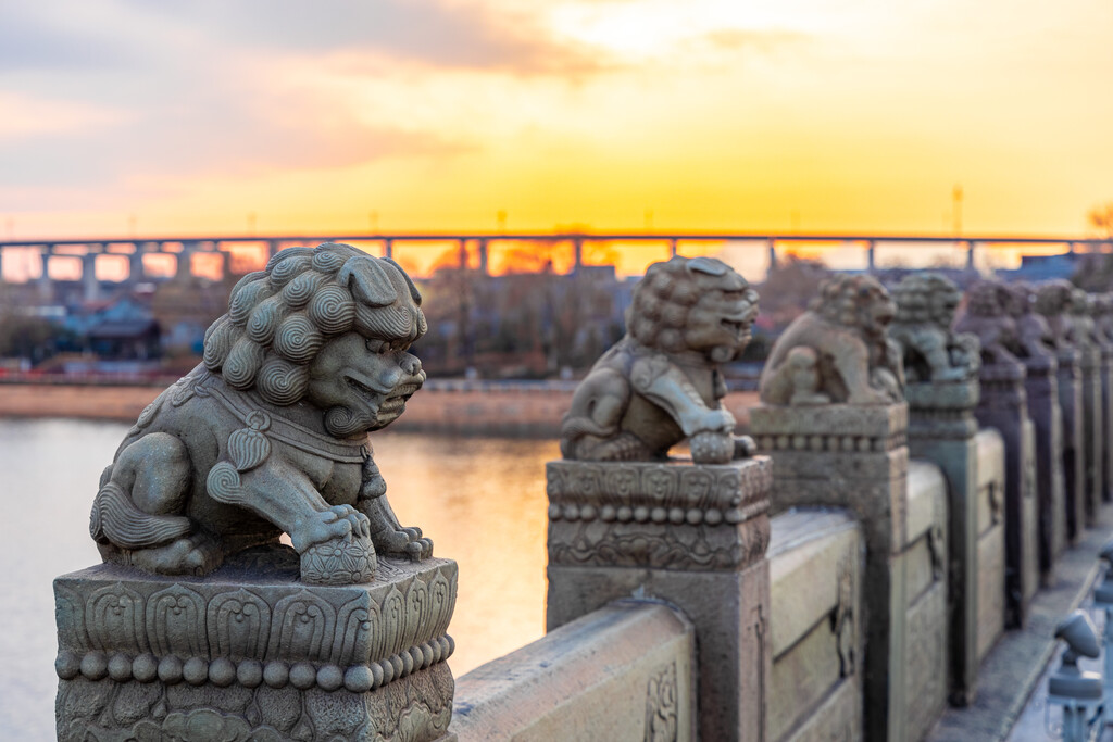 夕阳下的北京卢沟桥石狮子图片