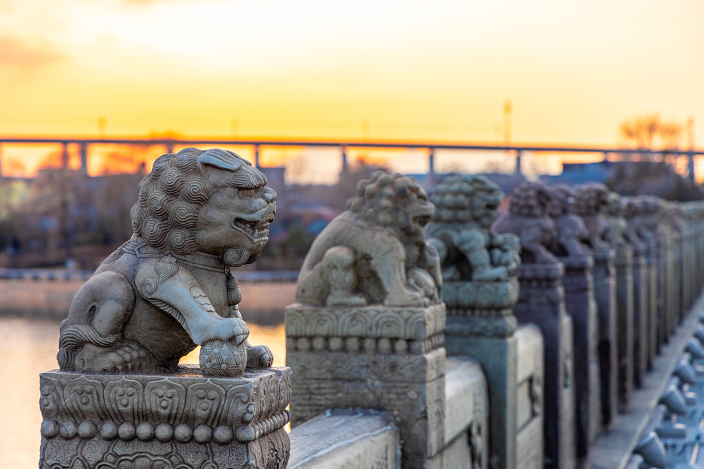 夕阳下的北京卢沟桥石狮子图片