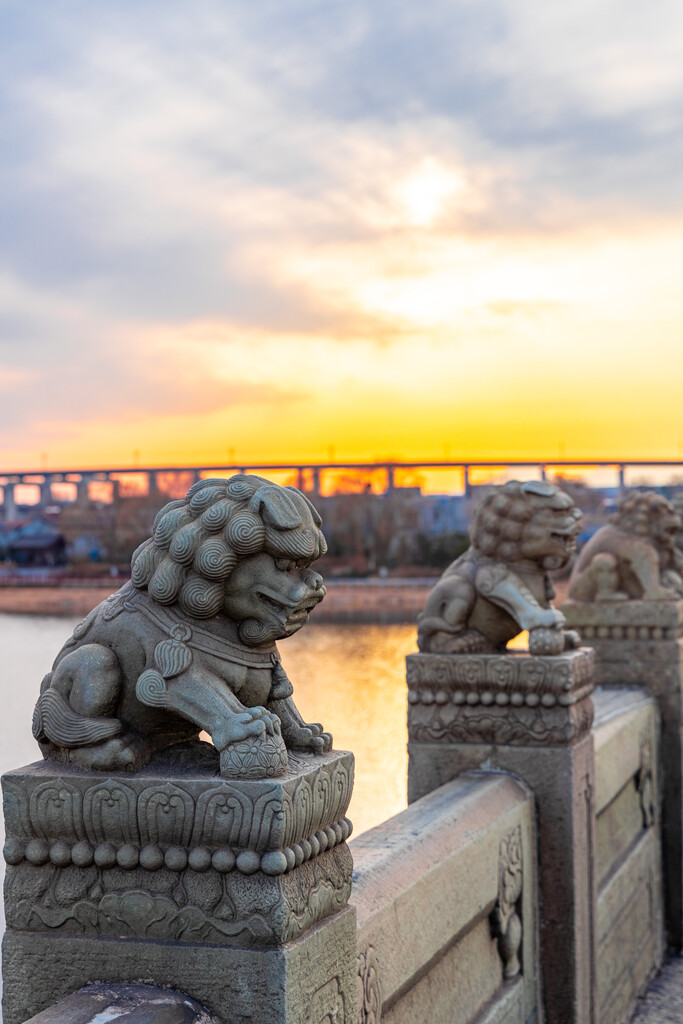 夕阳下的北京卢沟桥石狮子图片