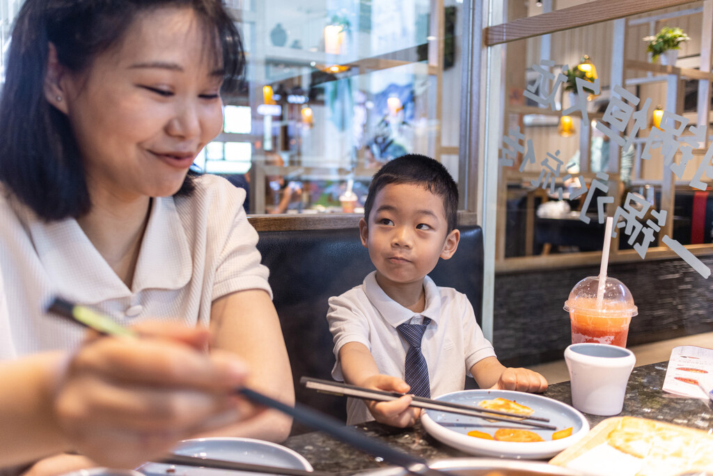 母子在茶餐厅用餐图片