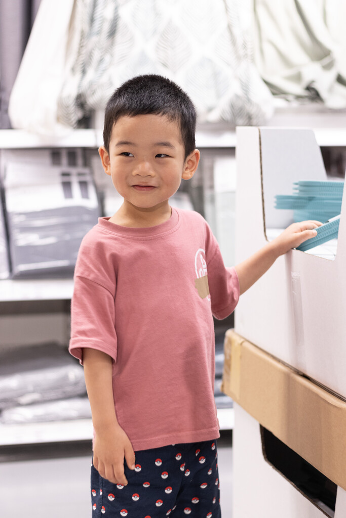 家居用品卖场里的小男孩图片