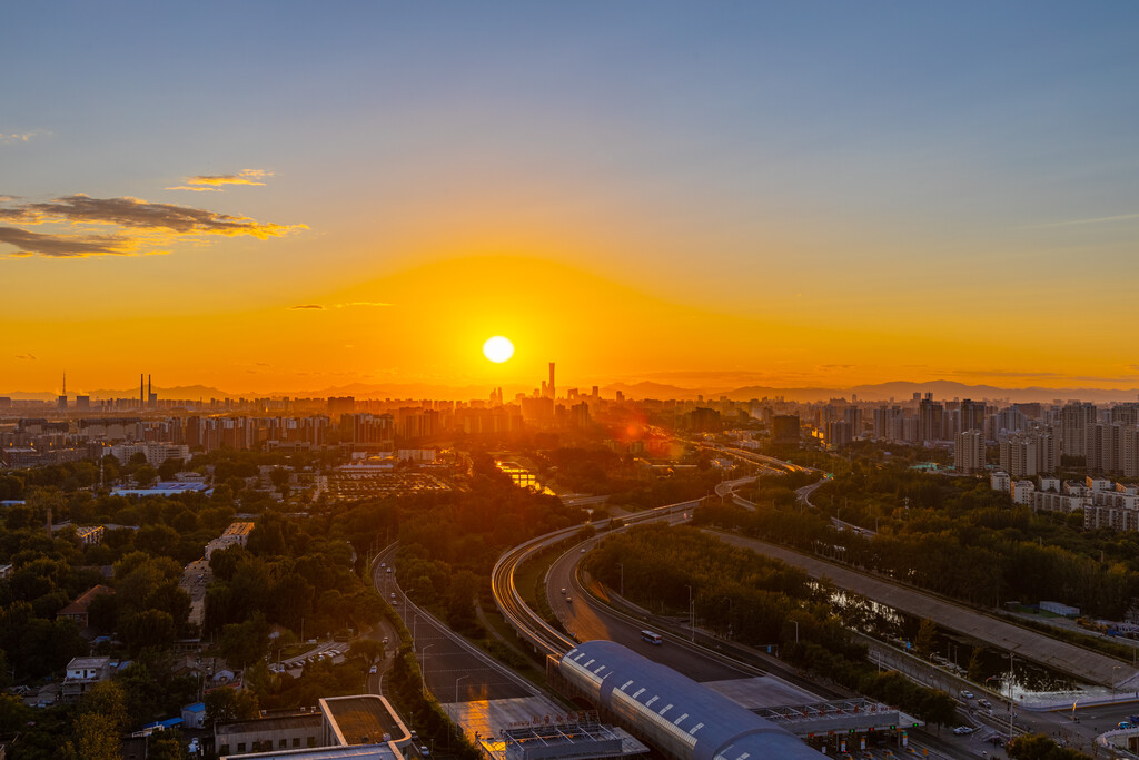 夕阳下北京通州轻轨车站图片