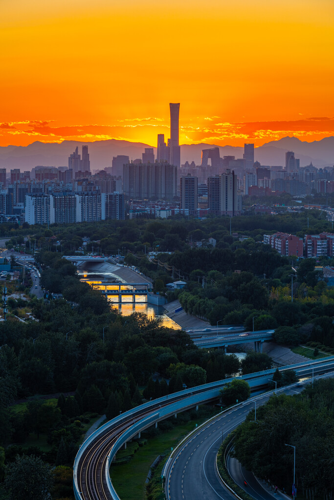 远眺夕阳下的国贸CBD中央商务区中国尊图片