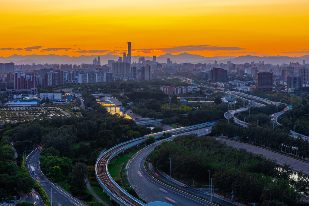 远眺夕阳下的国贸CBD中央商务区中国尊图片