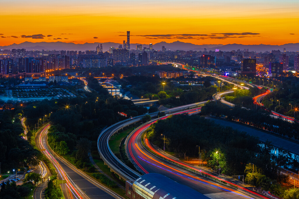 远眺夕阳下的国贸CBD中央商务区中国尊图片