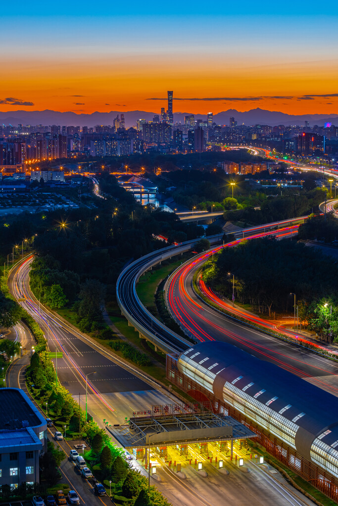 夕阳下北京通州轻轨车站图片