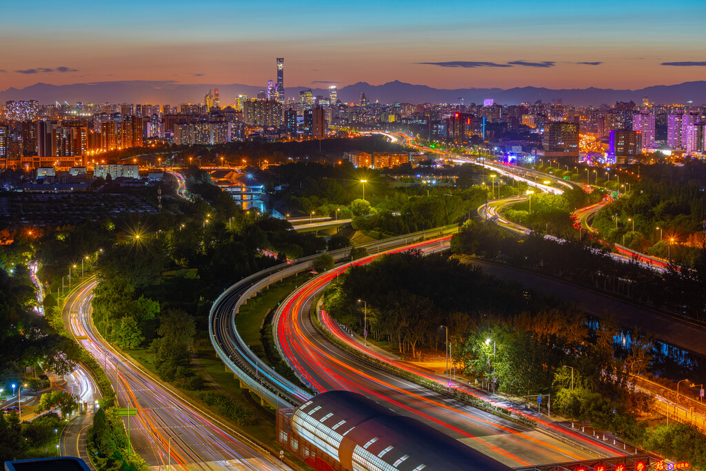 夕阳下北京通州轻轨车站图片