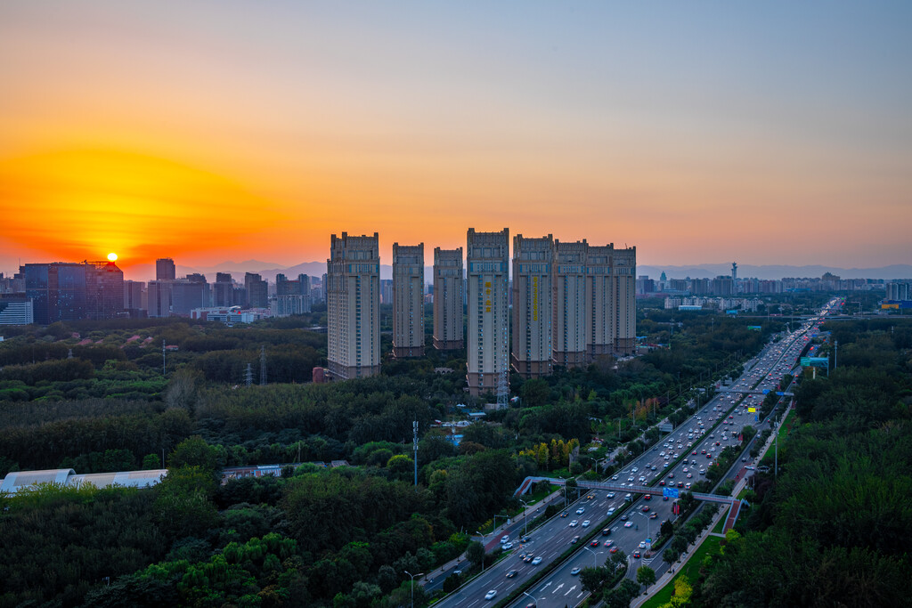 夕阳下的北京北四环城市风光图片