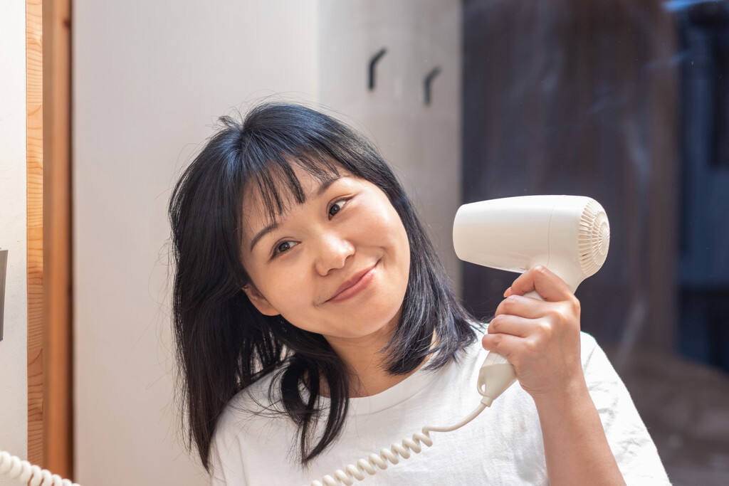 一个拿吹风机的女人图片