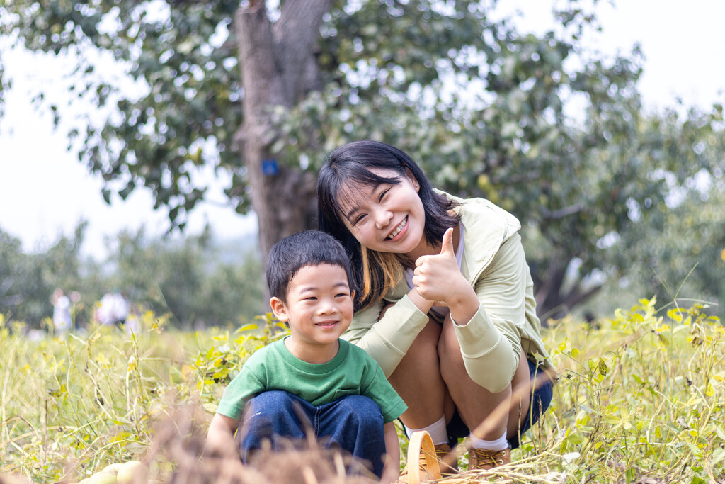 母子在田园里采摘花生