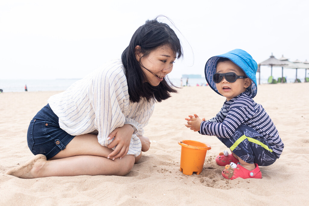 快乐母子在海边玩沙子图片