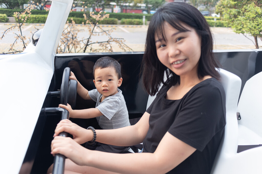 母子坐游乐园电动车