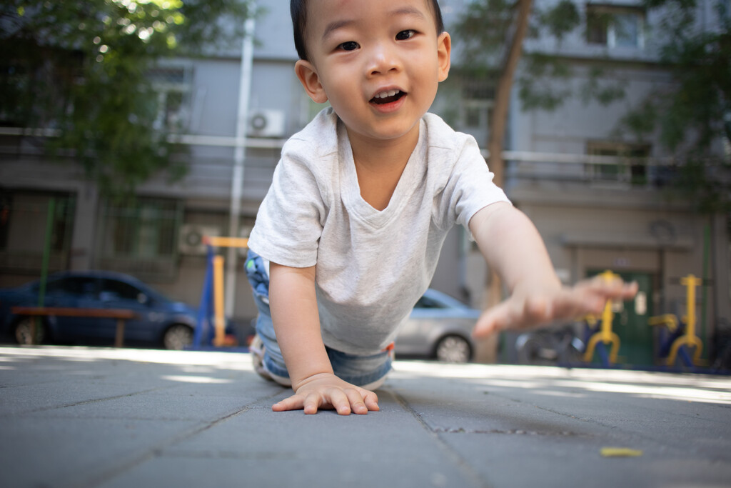 一个小男孩在地上爬