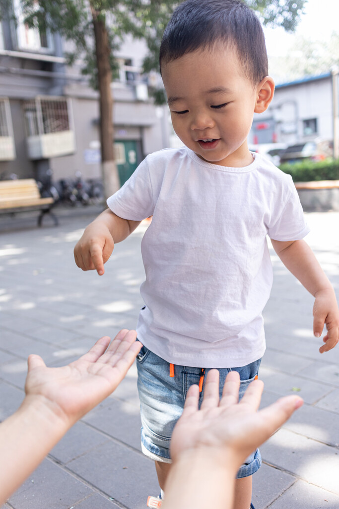 一个小男孩学走路图片