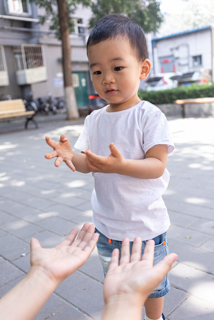 一个小男孩学走路