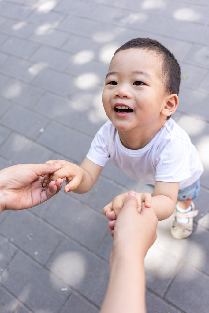 一个小男孩学走路图片